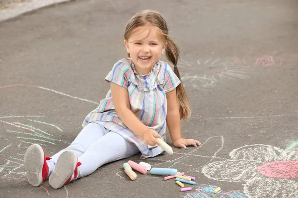Nettes Kleines Mädchen Zeichnet Mit Kreide Auf Asphalt — Stockfoto