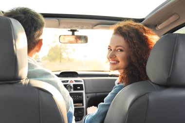 Arabadaki mutlu genç çift.