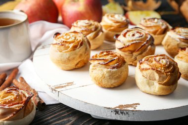 plaka puf böreği ahşap arka plan üzerinde elma gül ile yakın çekim