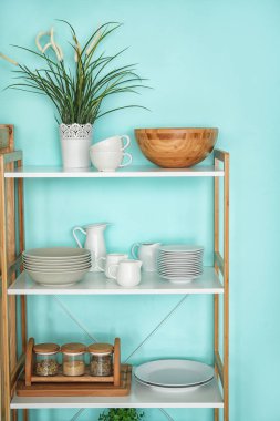 Renk duvar arka plan üzerinde yemekleri ile raf mutfak