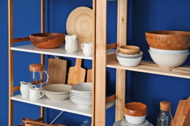 Mavi duvar arka plan üzerinde yemekleri ile raf mutfak