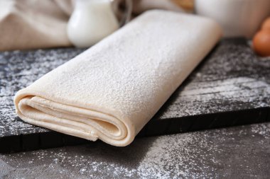 Ahşap tahta masada ham lapa lapa hamur ile