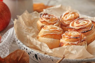 plaka puf böreği ahşap arka plan üzerinde elma gül ile yakın çekim