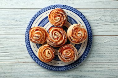 plaka puf böreği elma gül ile üstten görünüm 