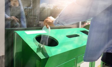 Kadın plastik şişe açık havada çöp çöp kutusuna atma. Geri dönüşüm kavramı