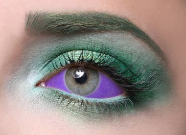 Göz küresi dövme ve parlak makyaj, closeup olan kadın