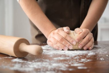 tablo üzerinde hamur yoğurma kadının yakın çekim