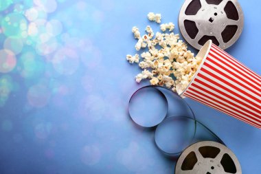 Patlamış mısır, film karesi ve renk arka plan üzerinde metin için yer düz yatıyordu kompozisyonu. Sinema akşam