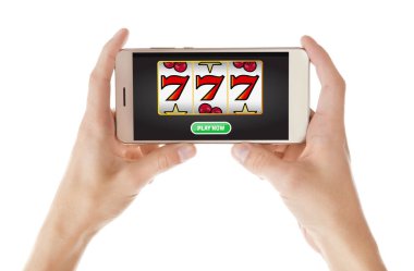 Beyaz arka plan üzerinde online casino oyunu oynamak için akıllı telefon kullanan adam