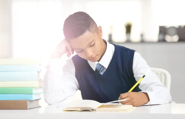 Afrikanisch Amerikanischer Junge Macht Hausaufgaben Tisch Zimmer — Stockfoto