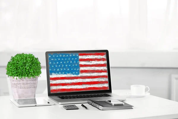 Modern Workplace Laptop Table Indoors American Flag Screen — Stock Photo, Image