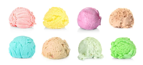 Copas de helado de diferentes sabores sobre fondo blanco — Foto de Stock