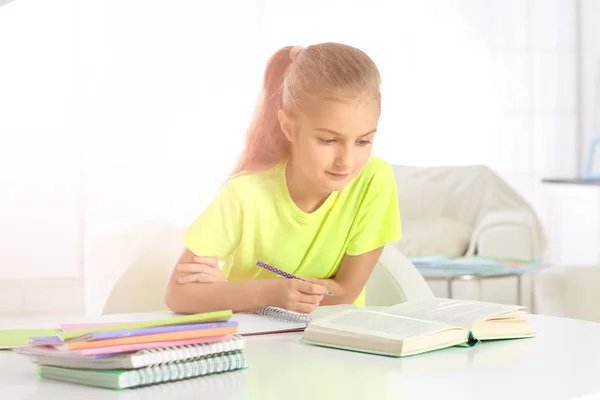 Petite Fille Faisant Ses Devoirs Table Dans Chambre — Photo