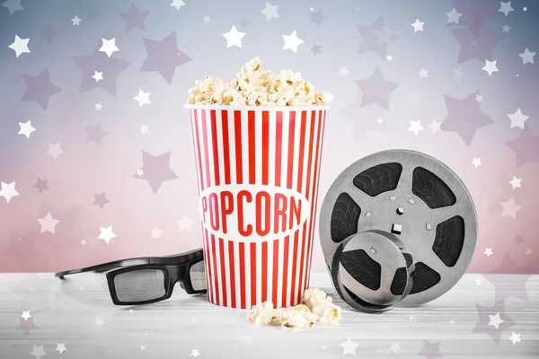 Chutné Popcorn Brýle Filmový Pás Stůl Barvy Pozadí Večer Kino — Stock fotografie
