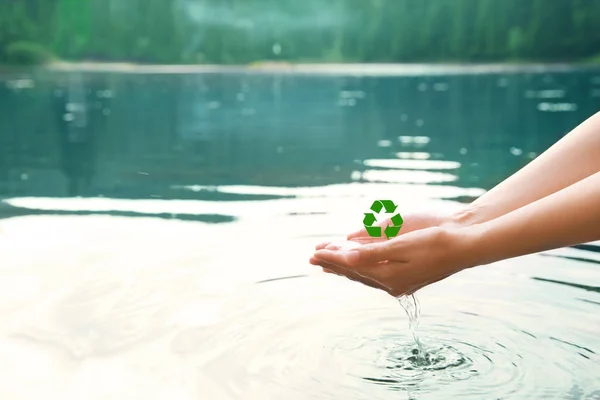 Frau Hält Wasser Der Hand Über See Recyclingkonzept Natur Und — Stockfoto