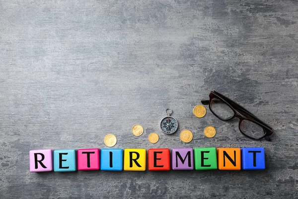 Cubes Med Ord Retirement Mynter Kompass Grå Bakgrunn Pensjonskonsept – stockfoto