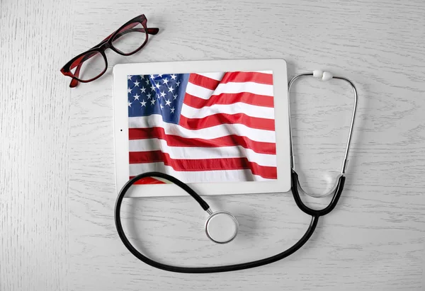 Compoziție Plat Stetoscop Tabletă Fundal Din Lemn Serviciul American Îngrijire — Fotografie, imagine de stoc