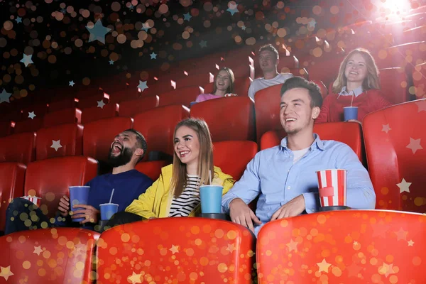 若い人が映画館で映画を見ています ぼやけているライトのフレーム — ストック写真