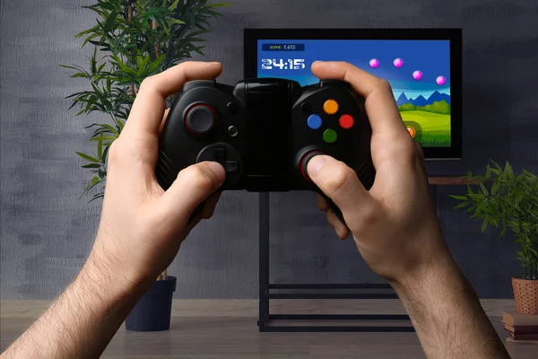 Man Med Controller Spelar Videospel Hemma Fritid Och Underhållning — Stockfoto