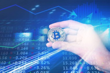 Grafikler, oranları ve arka plan üzerinde bitcoin olan kadın. Finansal ticaret kavramı