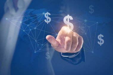 Düğmeye dolar simgesi olan sanal ekranda iş adamı. Finansal ticaret kavramı