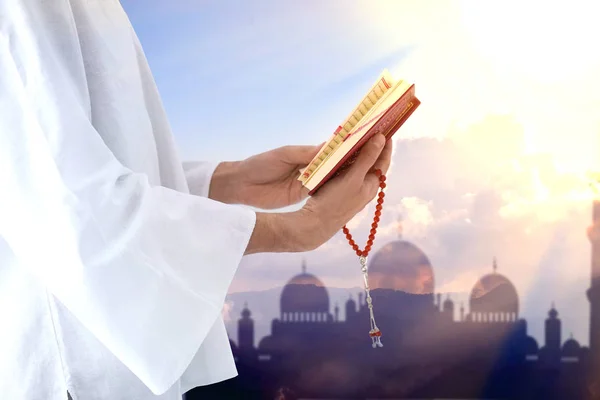 Молодой Мусульманин Читает Коран Силуэт Мечети Пейзажем Заднем Плане — стоковое фото