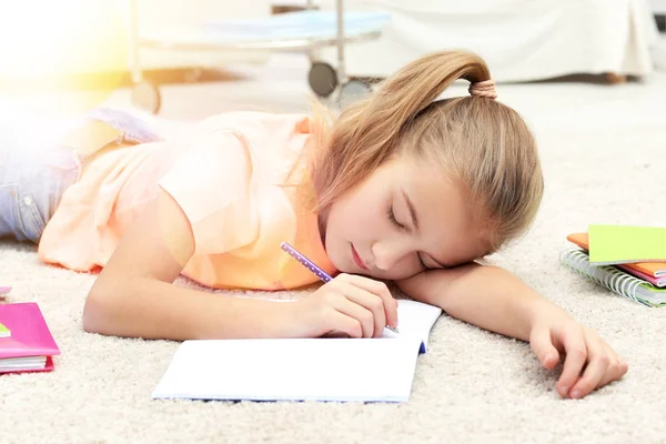 Pequena Menina Adormecer Fazer Lição Casa Chão Quarto — Fotografia de Stock