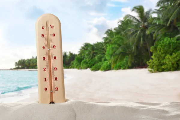 Thermometer Showing High Temperature Tropical Beach Hot Summer Weather — Stock Photo, Image