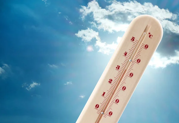 Termómetro Mostrando Alta Temperatura Cielo Fondo Clima Caliente Verano — Foto de Stock