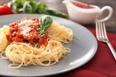 Plaka üzerinde et soslu lezzetli makarna