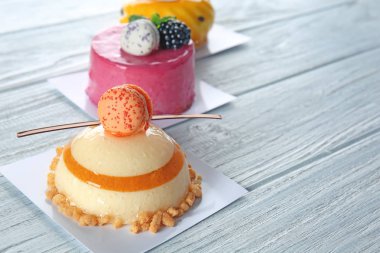 Ahşap arka plan üzerinde çeşitli lezzetli kek