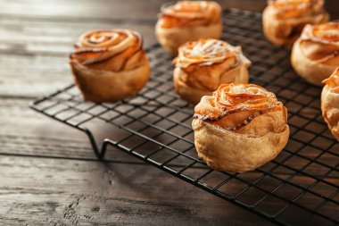 Puf böreği ahşap arka plan üzerinde elma gül ile kabin soğutma