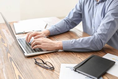 Erkek broker ofisinde çalışıyor. Finans ticaret kavramı