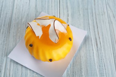 Ahşap arka plan üzerinde lezzetli camlı pasta