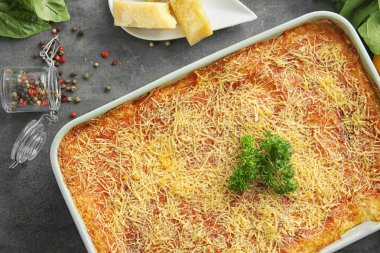 Fırın tepsisi masada lezzetli ıspanaklı lazanya ile