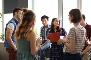 Birlikte Kampüs binada oturan öğrenciler