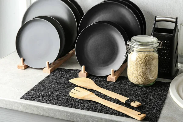 Mesa de cocina con juego de placas negras —  Fotos de Stock