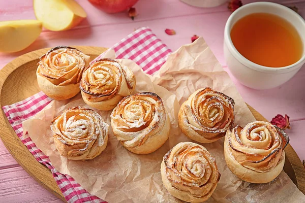 Assiette Bois Avec Des Roses Aux Pommes Pâte Feuilletée Sur — Photo