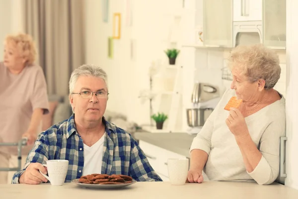 Пожилые Люди Завтракают Доме Престарелых — стоковое фото