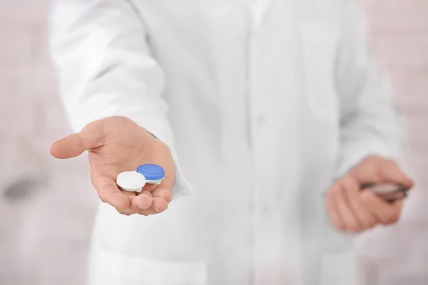 Läkaren håller plastbehållare med kontaktlinser, närbild — Stockfoto