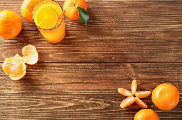 Composición Con Mandarinas Frescas Zumo Cítricos Sobre Mesa Madera — Foto de Stock