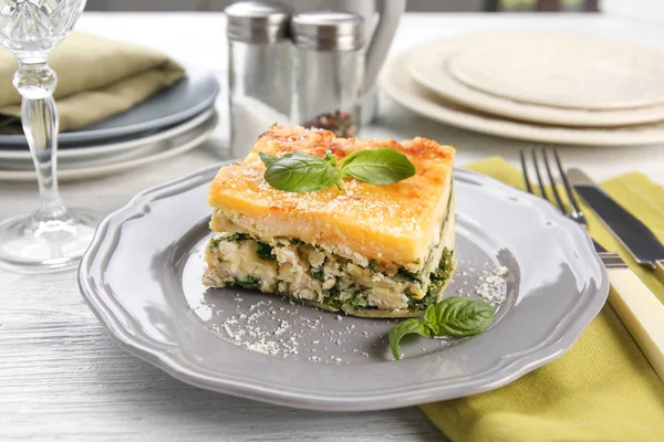 Lasagne Aux Épinards Servis Sur Table — Photo