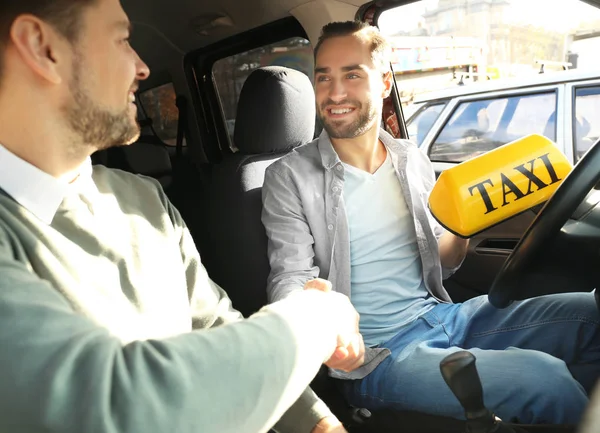 Instruktor, dając znak taxi do aplikantów — Zdjęcie stockowe