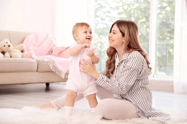 Jeune mère avec bébé à la maison — Photo