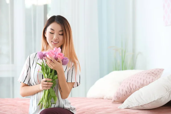 Schöne Lächelnde Asiatische Frau Mit Einem Strauß Tulpen Hause — Stockfoto
