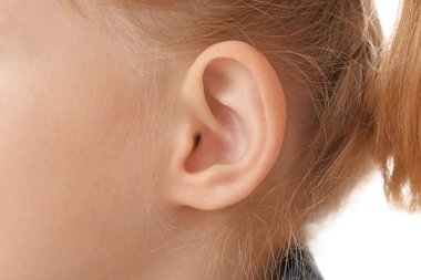 Küçük kız, closeup kulak. İşitme sorunu