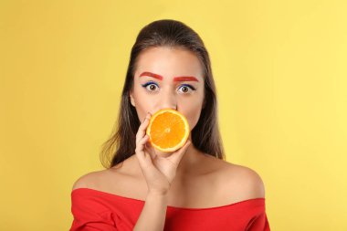 boyalı kaşlar ve turuncu yarısı kadın ile 