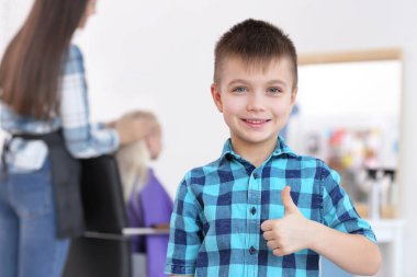 Kuaför salon şirin küçük çocuk