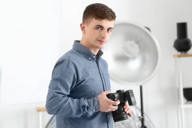 Genç erkek fotoğraf Studio
