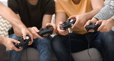 Genç erkekler video oyunları oynarken 